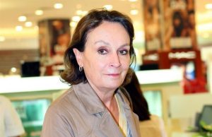 Juez cancela prisión domiciliaria a madre de Emilio Lozoya; deberá portar brazalete