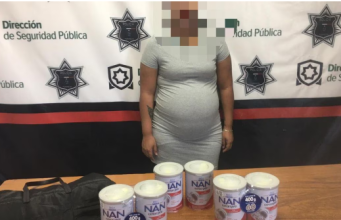 Detienen a mujer embarazada por intentar robar 6 latas de leche en polvo en Coahuila.
