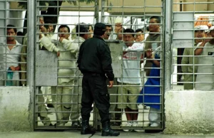 Guardias de prisiones en México: cada vez son menos y su salario no llega ni a 15 mil pesos