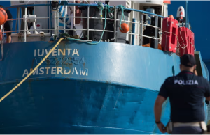 Tripulación de barco de rescate de inmigrantes absueltos en Italia tras siete años de terrible experiencia