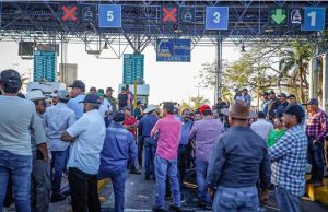 FGR cita a productores de maíz que bloquearon carretera en Sinaloa