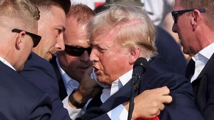 Trump es evacuado de un mitin en Pensilvania tras escucharse aparentes disparos