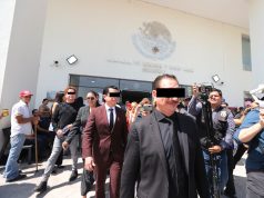Vinculan a proceso a Alegres del Barranco por apología Integrantes del grupo Los Alegres del Barranco y su equipo legal, luego de ser vinculados a proceso por apología del delito, mayo de 2025.