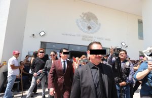 Vinculan a proceso a Alegres del Barranco por apología Integrantes del grupo Los Alegres del Barranco y su equipo legal, luego de ser vinculados a proceso por apología del delito, mayo de 2025.