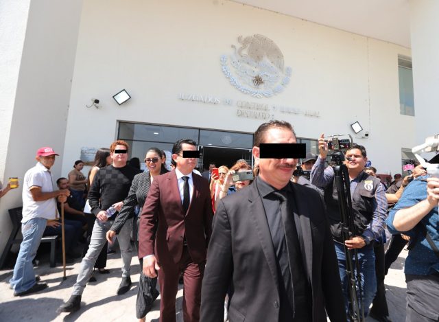 Foto_comunicado_446_opt Integrantes del grupo Los Alegres del Barranco y su equipo legal, luego de ser vinculados a proceso por apología del delito, mayo de 2025.