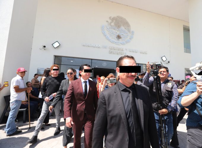 Vinculan a proceso a Alegres del Barranco por apología Integrantes del grupo Los Alegres del Barranco y su equipo legal, luego de ser vinculados a proceso por apología del delito, mayo de 2025.