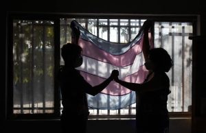 Crímenes de odio contra personas LGBT+ en México: entre la impunidad y el vacío legal Personas con una bandera trans