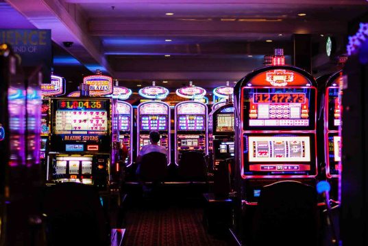 Cuando el delito se sienta a jugar: criminología de las apuestas bajo sospecha